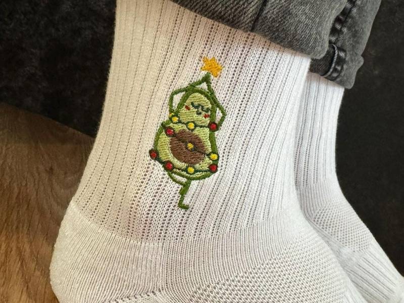 Weihnachtssocken Mit Avocado | Lustige Geschenkidee Socken Für Männer & Frauen Witziges Weihnachtsgeschenk Bestickt von LederStichundCo