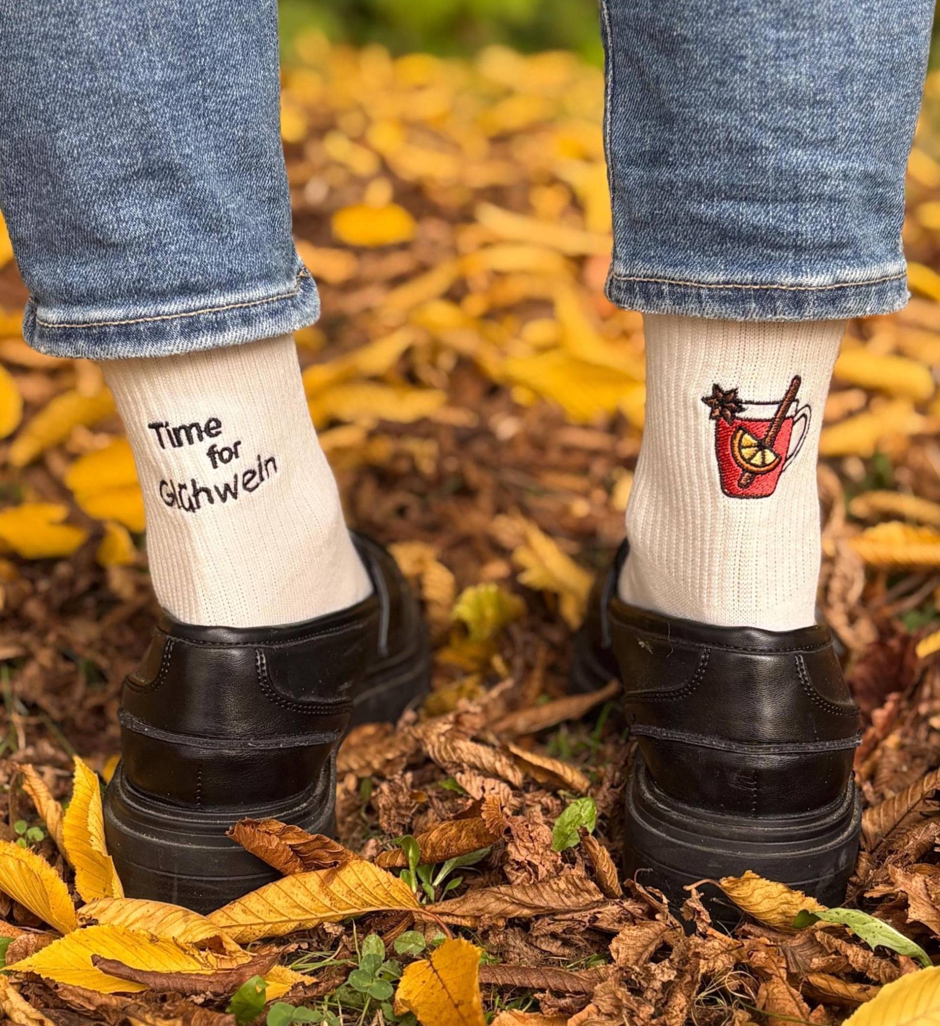 Bestickte Socken „Time For Glühwein" - Das Perfekte Winter- & Weihnachtsgeschenk Geschenk Für Weinliebhaber Und Glühweintrinker von LederStichundCo