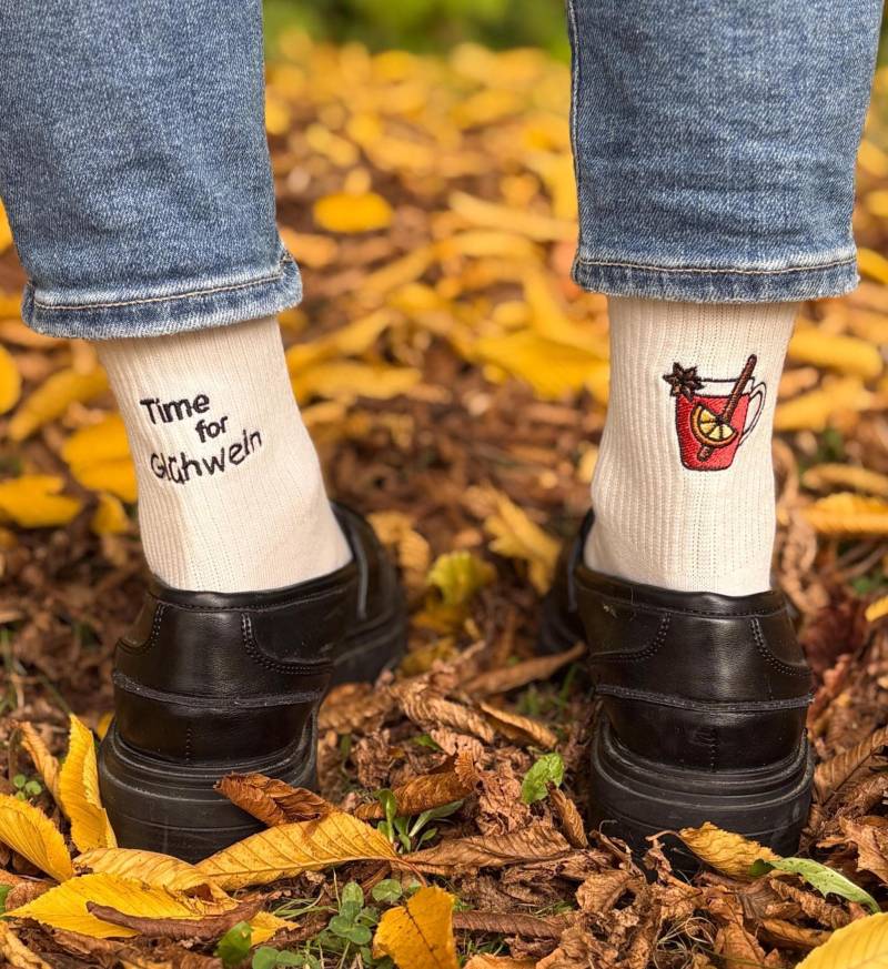 Bestickte Socken „Time For Glühwein" - Das Perfekte Winter- & Weihnachtsgeschenk Geschenk Für Weinliebhaber Und Glühweintrinker von LederStichundCo