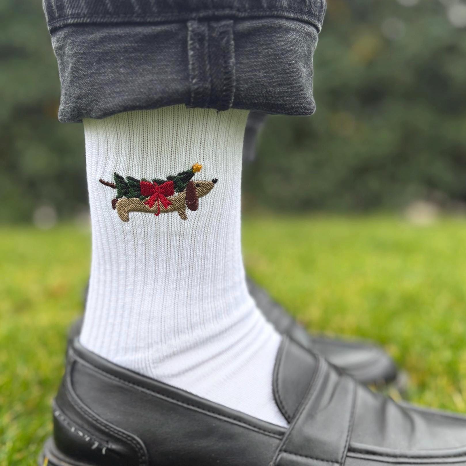 Bestickte Socken Weihnachten - Dackel Mit Weihnachtsbaum & Schleife | Geschenk Für Hundefans Weihnachtsdackel Stickerei Xmas Socks von LederStichundCo