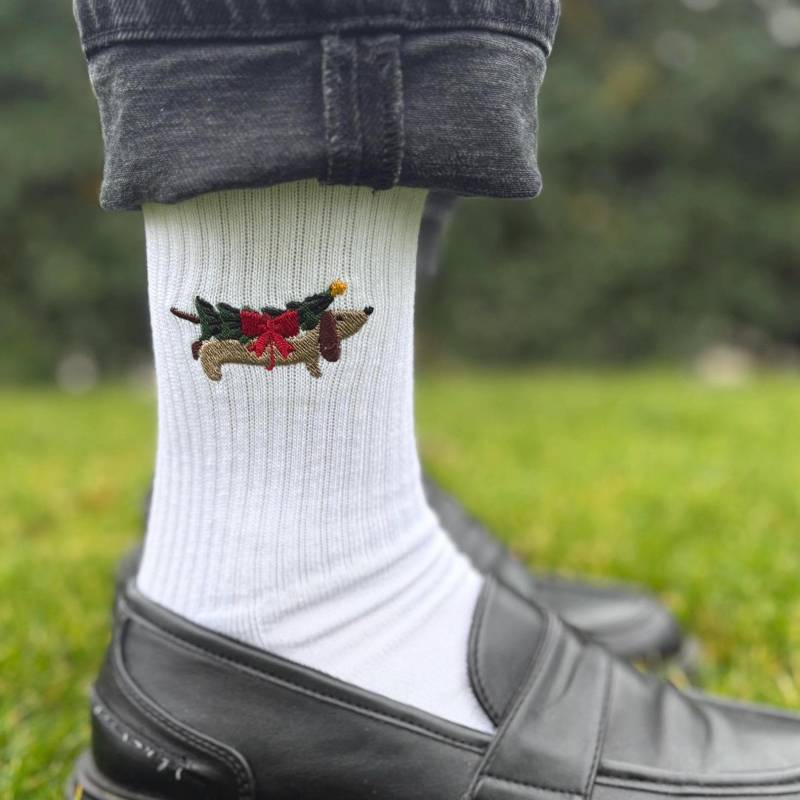 Bestickte Socken Weihnachten - Dackel Mit Weihnachtsbaum & Schleife | Geschenk Für Hundefans Weihnachtsdackel Stickerei Xmas Socks von LederStichundCo
