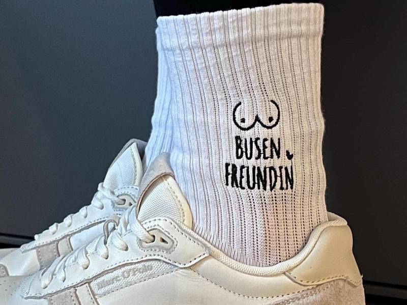 Busenfreundin - Socken Bestickt von LederStichundCo