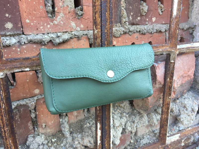 Großer Geldbeutel Mit Vielen Fächern // Geldkarten, Münzen Und Geldscheine Portemonnaie Rot, Grün, Braun, Handmade in Germany von LederStichundCo