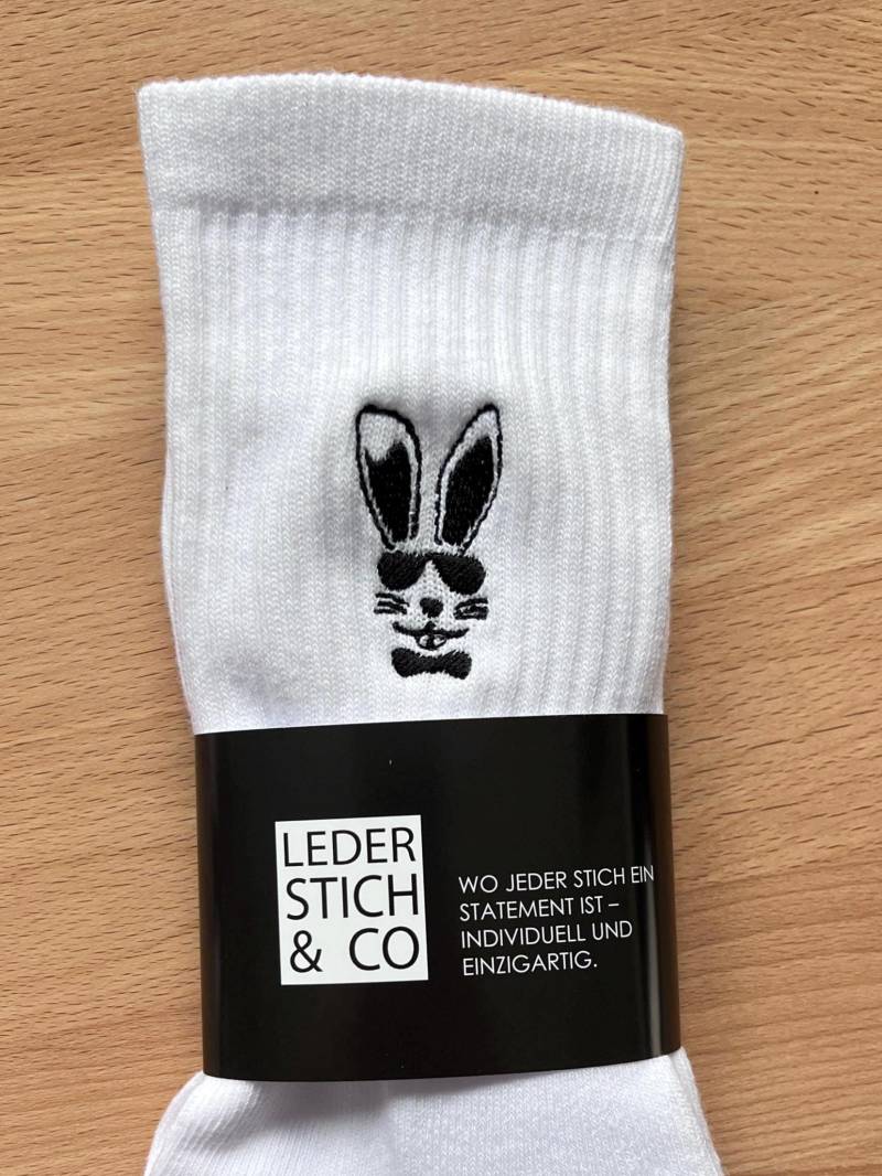Socken Bestickt - Cooler Hase von LederStichundCo