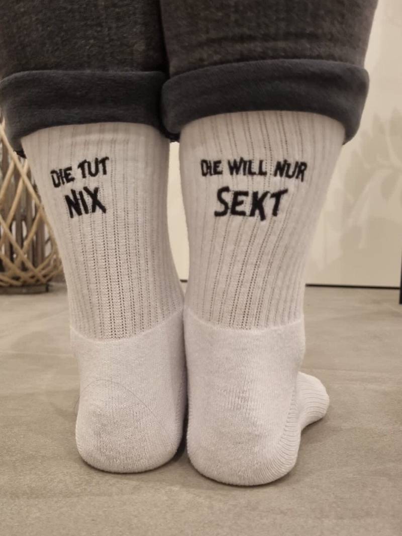Socken Bestickt - Die Tut Nix, Will Nur Sekt von LederStichundCo