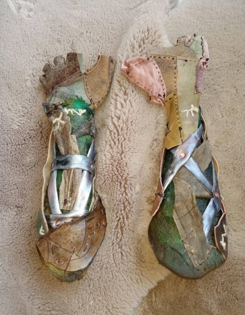 Handgefertigter Armschutz Aus Leder Mit Handschuhe Und Teilen in Metalloptik. Ork, Barbar Oder Endzeit Handgefertigter Armschutz Aus Leder Mit Handschuhe Und Teilen in Metalloptik. Ork, Barbar Oder Endzeit von Lederartig