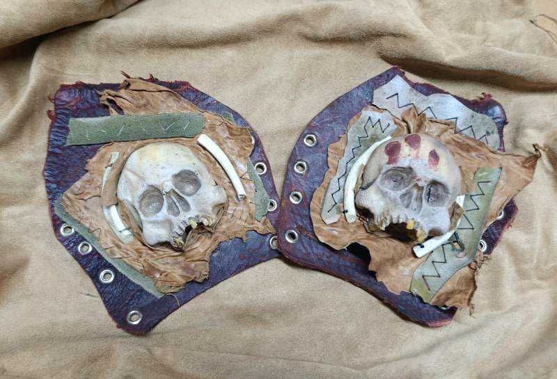 Handgefertigter Armschutz Aus Leder Mit Skull Und Knochen. Ork, Barbar Oder Endzeit von Lederartig