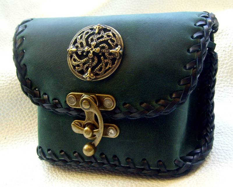 Leder Gürteltasche Bauchtasche Hüfttasche Mit Wikinger-Fibel-Zierniete Leder Gürteltasche Bauchtasche Hüfttasche Mit Wikinger-Fibel-Zierniete von LedereckeKonstanz