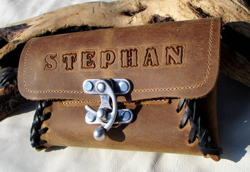 Leder-Tabaktasche Drehertasche Tabaketui Mit Wunschnamen Leder-Tabaktasche Drehertasche Tabaketui Mit Wunschnamen von LedereckeKonstanz