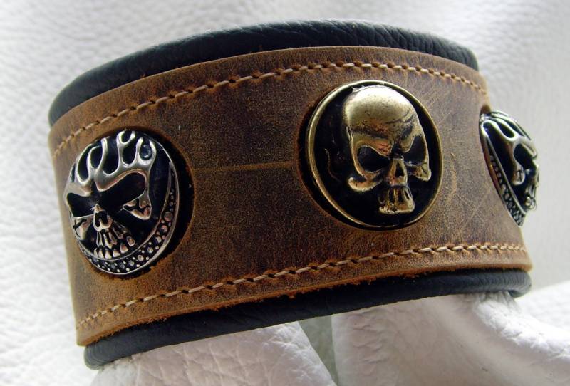Lederarmband Bad-Skull Totenkopf 2-Farbig Leder-Armschmuck Ziernieten von LedereckeKonstanz