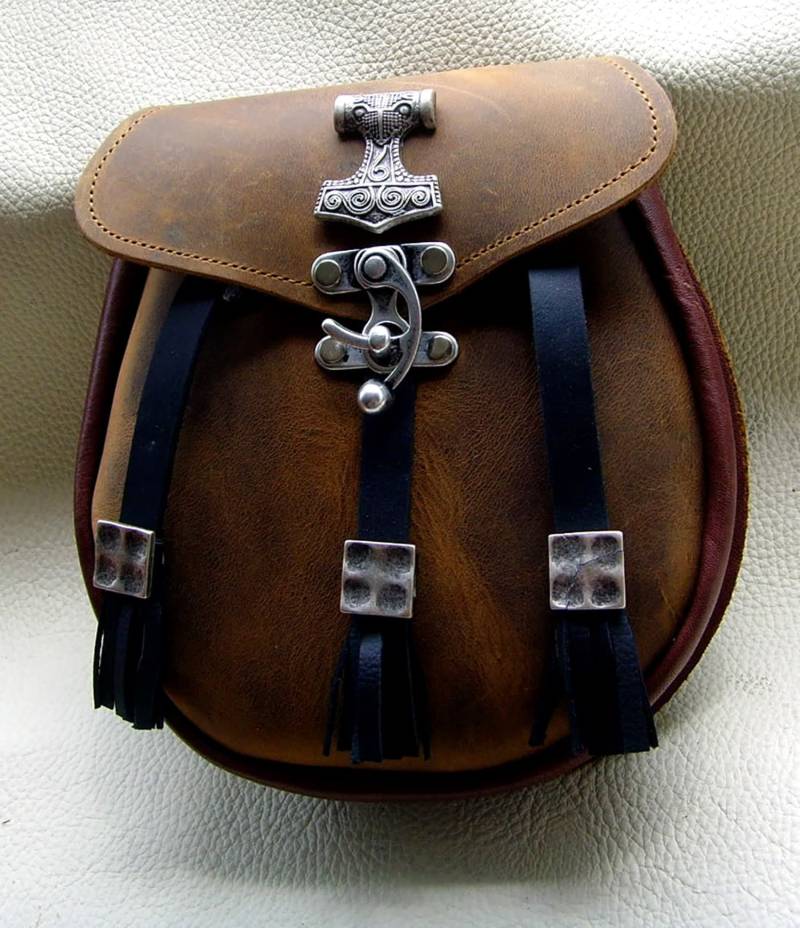 Sporran Kilttasche Ledertasche Thorshammer Zierniete Hakenverschluss Handarbeit Made in Germany Lederschlaufe+Haken von LedereckeKonstanz