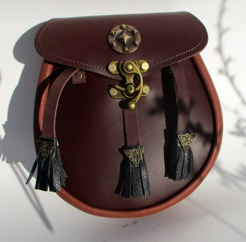 Sporran Leder Kilt-Tasche Zierniete Conen Hakenverschluss von LedereckeKonstanz