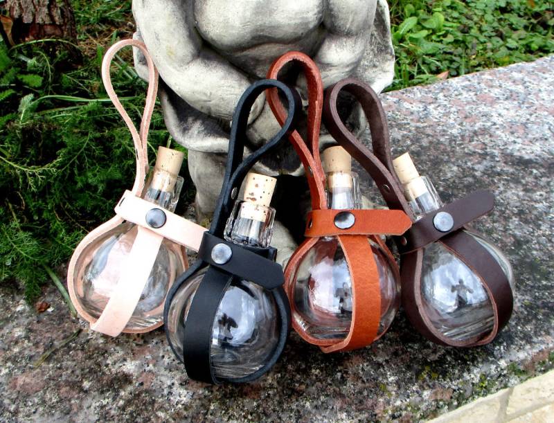 Zaubertrankflasche Mit Leder-Gürtelhalterung Korkverschluss 200Ml Druckknopfverschluss von LedereckeKonstanz