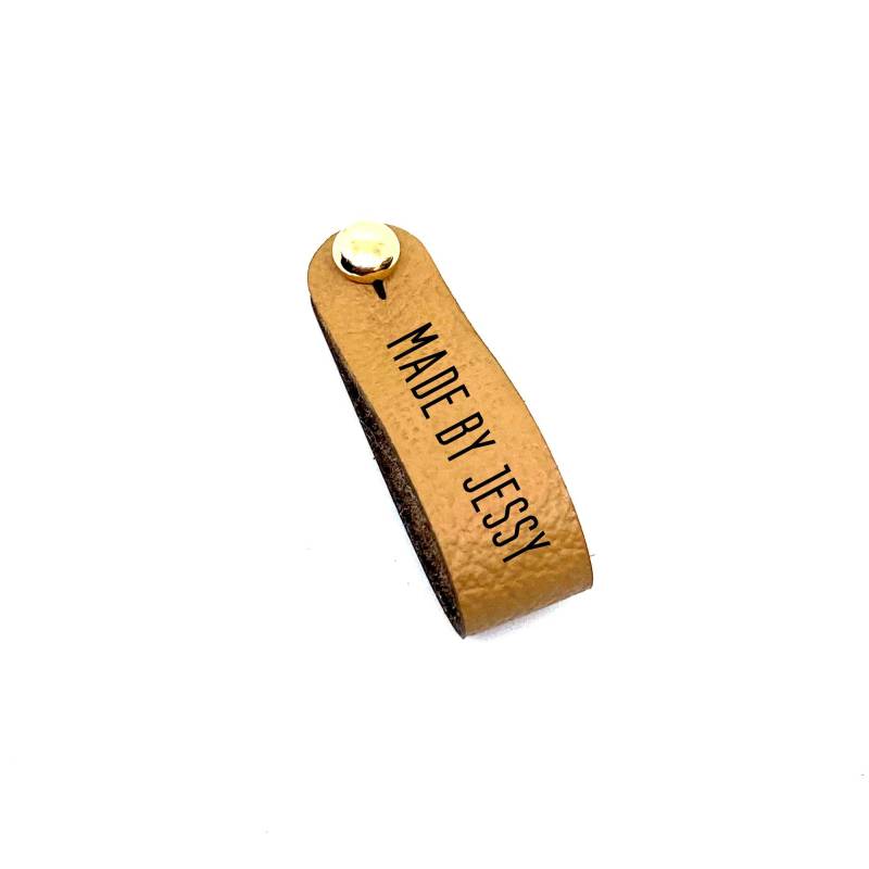 10 Labels Halbrund 12 X 90 Mm Mit Niete, Logo/Wunschtext Aus Leder in 15 Farben 10 Labels Halbrund 12 X 90 Mm Mit Niete, Logo/Wunschtext Aus Leder in 15 Farben von Lederetikett