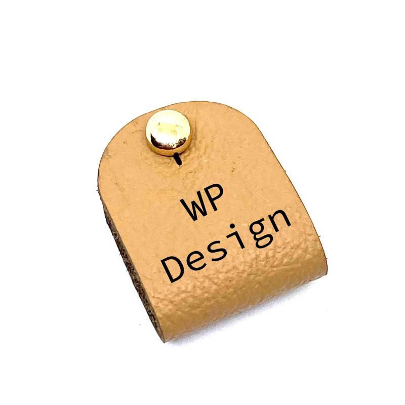 10 Labels Halbrund 22 X 64 Mm Mit Niete, Logo/Wunschtext Aus Leder in 15 Farben 10 Labels Halbrund 22 X 64 Mm Mit Niete, Logo/Wunschtext Aus Leder in 15 Farben von Lederetikett