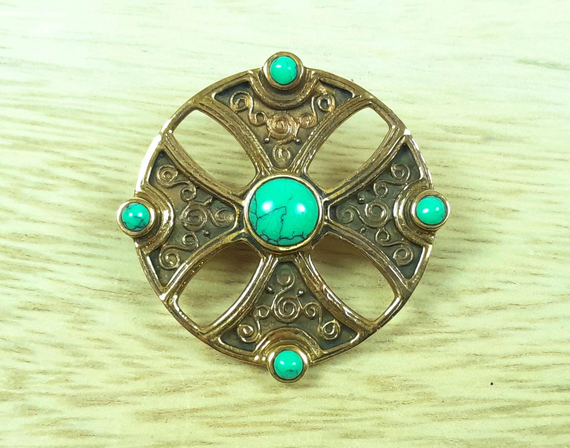 Brosche Bronze Kreuz Türkis Wikinger Spiralen Bronzeschmuck 4cm Fibel Viking Mittelalter Steine Wikingerschmuck Gewandnadel von Lederkotten