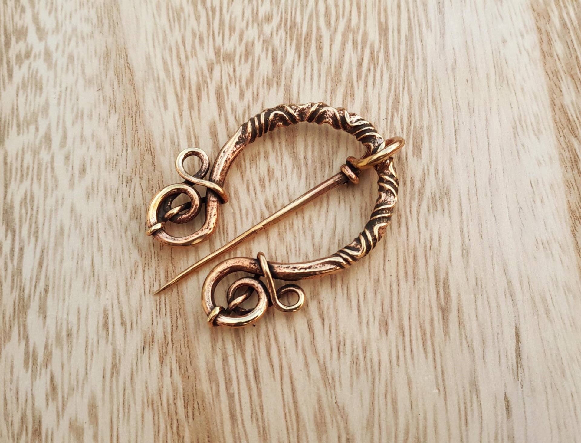 Fibel Bronze Urnes-stil Ringfibel Gewandnadel Wikinger Bronzeschmuck Fibula Viking Fein Verziert Wikingerschmuck von Lederkotten