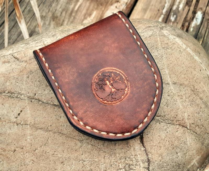 Geldbörse Yggdrasil Leder Braun Portemonnaie Klein Mit Druckknopf Unisex Weltenbaum Handgenäht Esche Echtleder Handgefertigt Münzen von Lederkotten