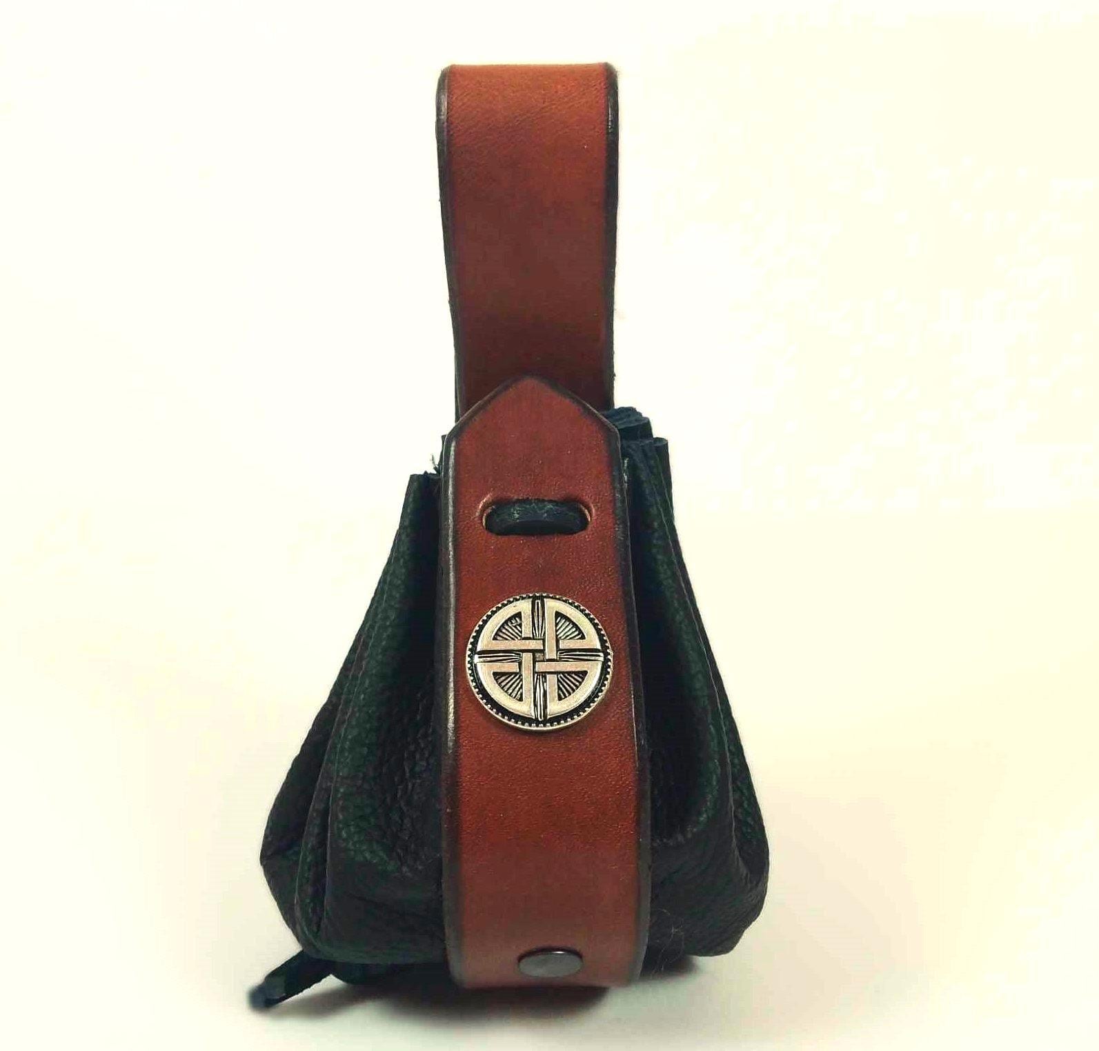 Geldsäckchen Wikinger Knoten Leder Braun Zierniete Gürtelschlaufe Lederbeutel Mittelalter Handgefertigt Münzportemonnaie Unikat Unisex Geldsäckchen Wikinger Knoten Leder Braun Zierniete Gürtelschlaufe Lederbeutel Mittelalter Handgefertigt Münzportemonnaie Unikat Unisex von Lederkotten
