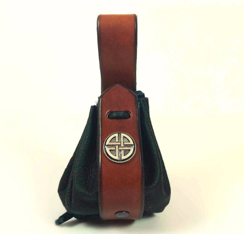 Geldsäckchen Wikinger Knoten Leder Braun Zierniete Gürtelschlaufe Lederbeutel Mittelalter Handgefertigt Münzportemonnaie Unikat Unisex von Lederkotten