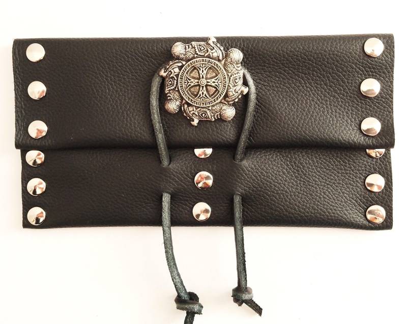 Tabaktasche Geldscheintasche Zierniete Wikinger Krieger Mit Axt Leder Schwarz Etui Tabak Geld Handgefertigt Nappaleder Nieten Echtleder von Lederkotten