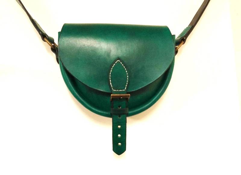 Umhängetasche Leder Grün Schultertasche Crossbody Bag Handarbeit Unikat Made in Germany Verstellbar Handgenäht Alltag Mittelalter Echtleder von Lederkotten