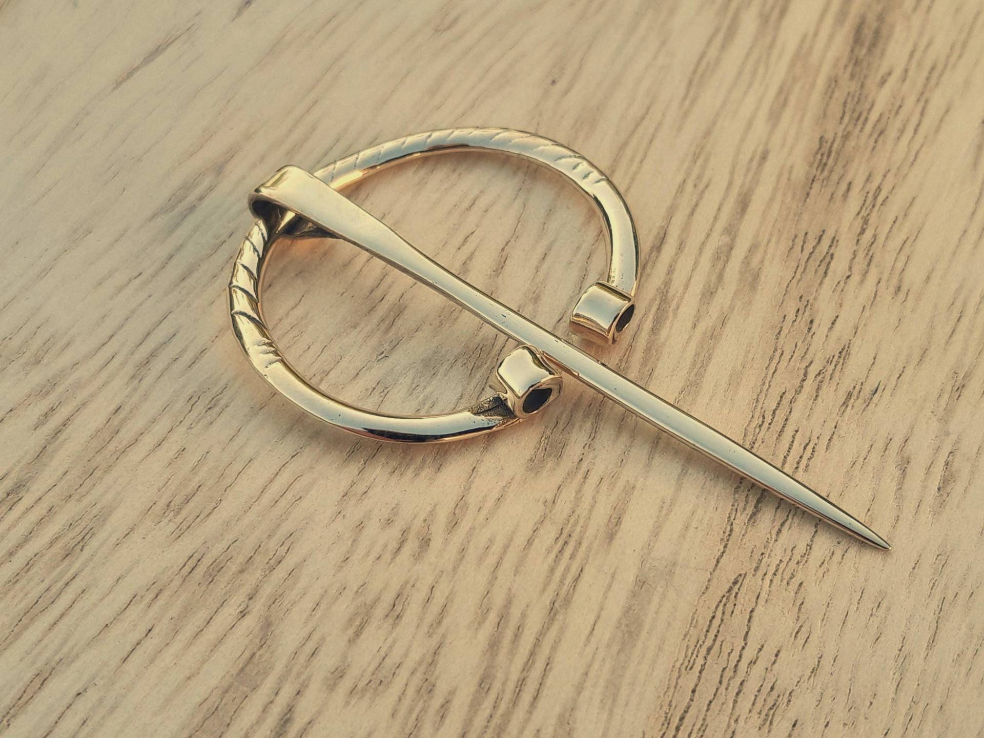 Wikinger Fibel Bronze Ringfibel Klein Für Beinwickel Verzierter Wikingerschmuck Bronzeschmuck Gewandnadel Fein Verziert von Lederkotten