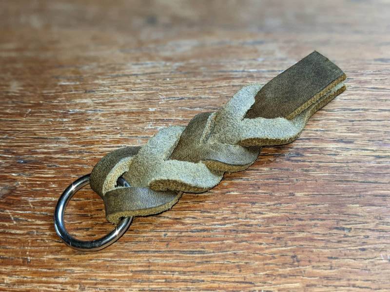 Schlüsselanhänger Leder Oliv Geflochten Mit Beschlägen Aus Edelstahl Schlüsselanhänger Leder Oliv Geflochten Mit Beschlägen Aus Edelstahl von LederleichtWendland