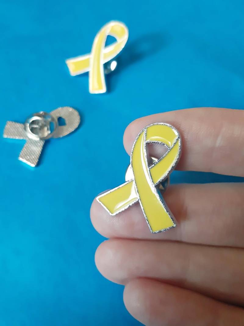 Schleife Gelb Metall Geiseln Erinnerung Israel Bring-Them-Home Solidarität Anstecker Sticker Kostenloser Eu-Versand Schleife Gelb Metall Geiseln Erinnerung Israel Bring-Them-Home Solidarität Anstecker Sticker Kostenloser Eu-Versand von LederwarenSCHIECK