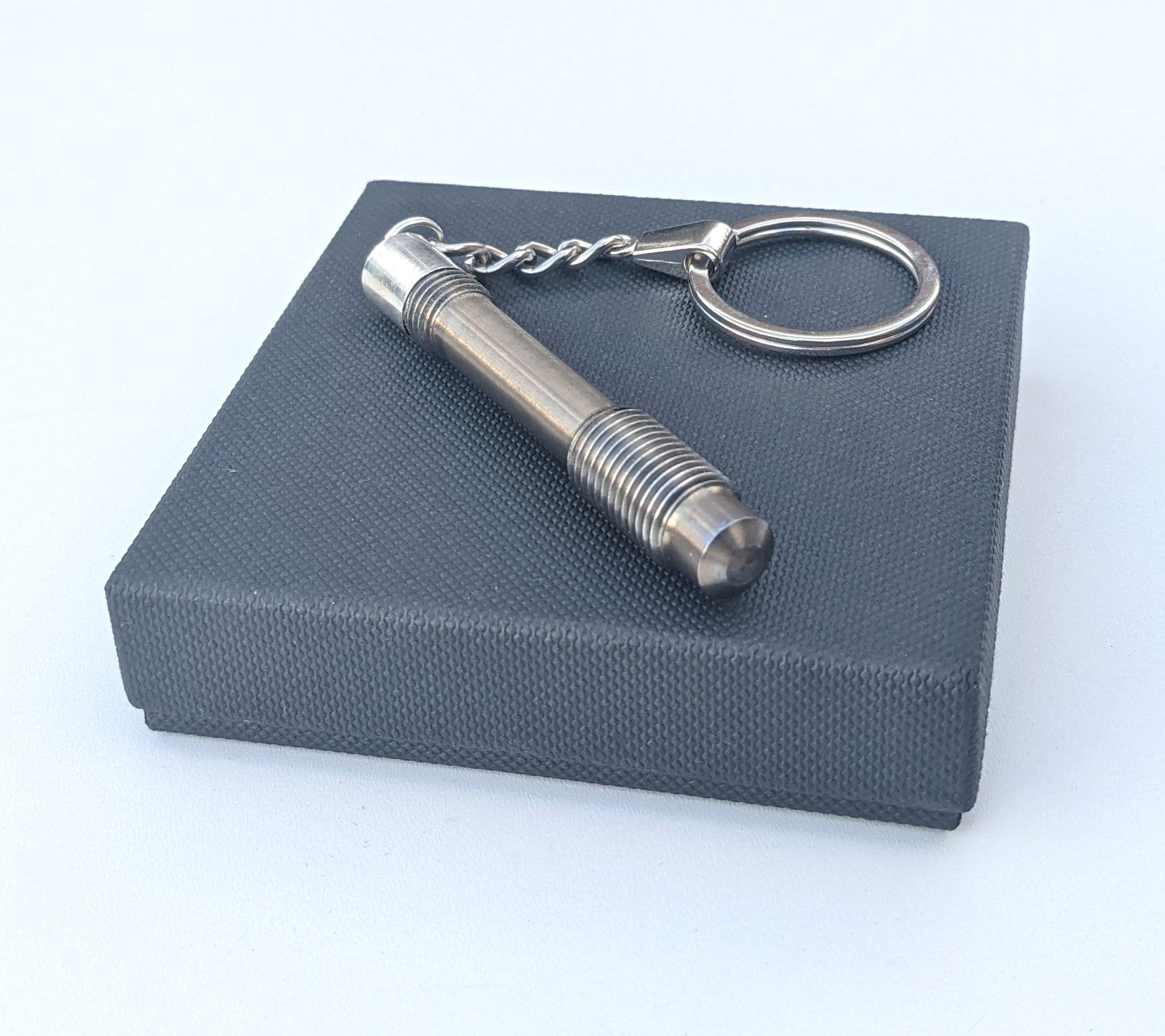 K22 Renaul F1 Auto-Teile-Schlüsselbund Schlüsselanhänger Formel1 Rennauto Jungs Mans Fahren Motorsport Technik Weihnachtsgeschenk-Box von LedonGifts