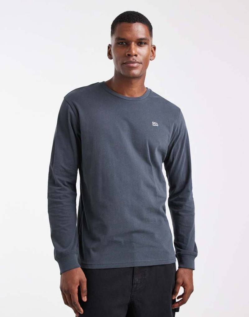 LEE - Langärmliges T-Shirt in verwaschenem Schwarz mit Logo-Aufnäher von Lee
