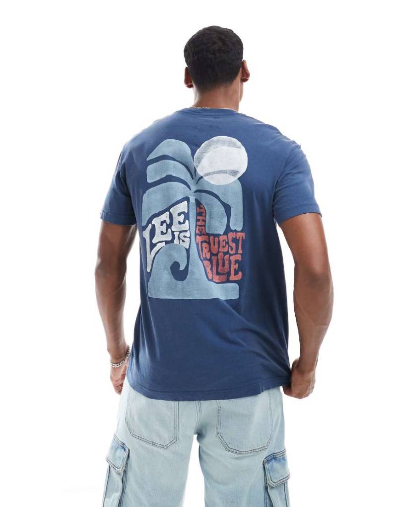 Lee - Locker geschnittenes T-Shirt in Mittelblau mit Beach-Rückenprint von Lee