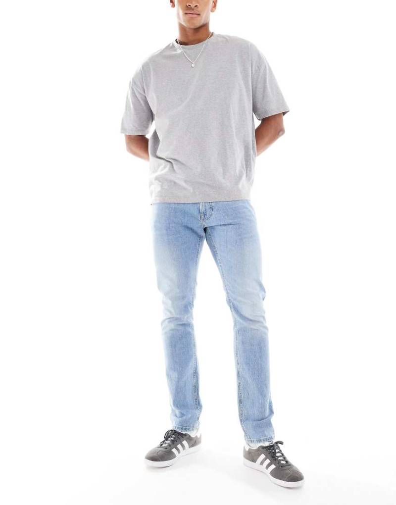 Lee - Luke - Schmal zulaufende Jeans in heller Used-Waschung mit schmalem Schnitt-Blau von Lee