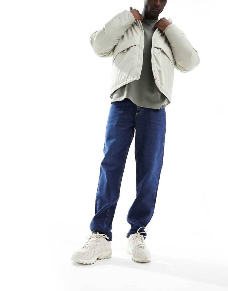 Lee - Oscar - Lässig geschnittene und schmal zulaufende Jeans in dunkelblauer Nostalgia-Waschung-Marineblau von Lee