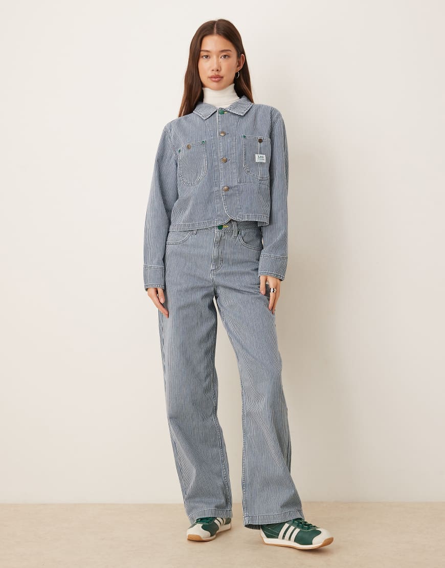 Lee x Crayola - Carpenter-Jeans im Workwear-Stil mit blauen Streifen im Lokomotivführer-Stil, Kombiteil von Lee