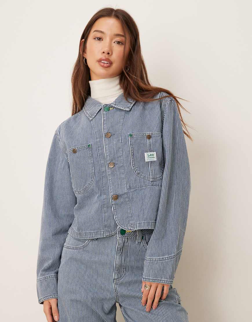 Lee x Crayola - Chore-Jacke mit Cropped-Schnitt mit blauen Streifen im Lokomotivführer-Stil, Kombiteil Lee x Crayola - Chore-Jacke mit Cropped-Schnitt mit blauen Streifen im Lokomotivführer-Stil, Kombiteil von Lee