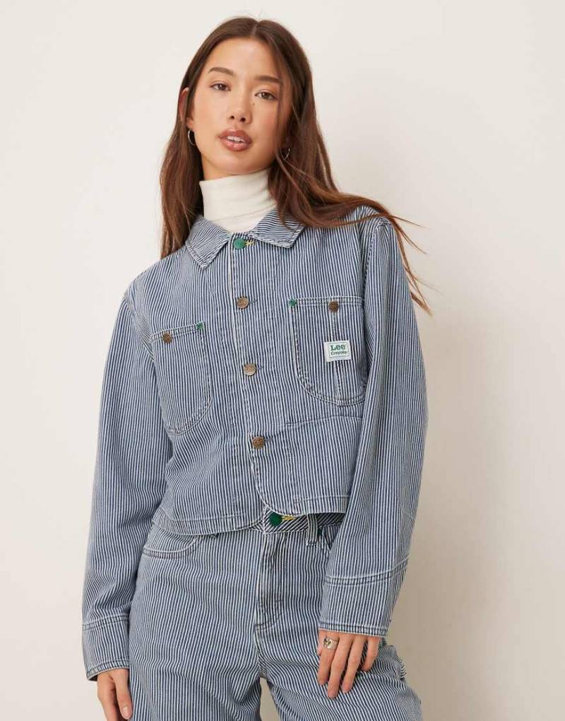 Lee x Crayola - Chore-Jacke mit Cropped-Schnitt mit blauen Streifen im Lokomotivführer-Stil, Kombiteil Lee x Crayola - Chore-Jacke mit Cropped-Schnitt mit blauen Streifen im Lokomotivführer-Stil, Kombiteil von Lee