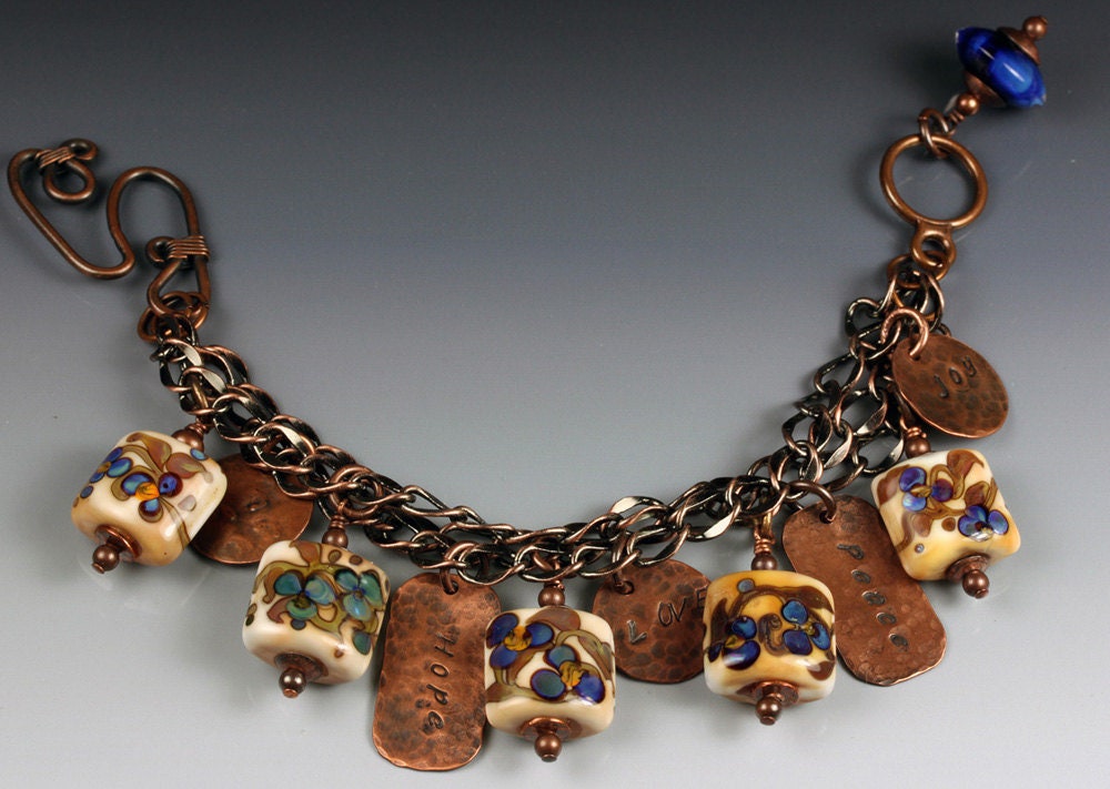 Zauberhaftes Glasperlenarmband Mit Stiefmütterchen Und Kupfer Zauberhaftes Glasperlenarmband Mit Stiefmütterchen Und Kupfer von LeeBeads