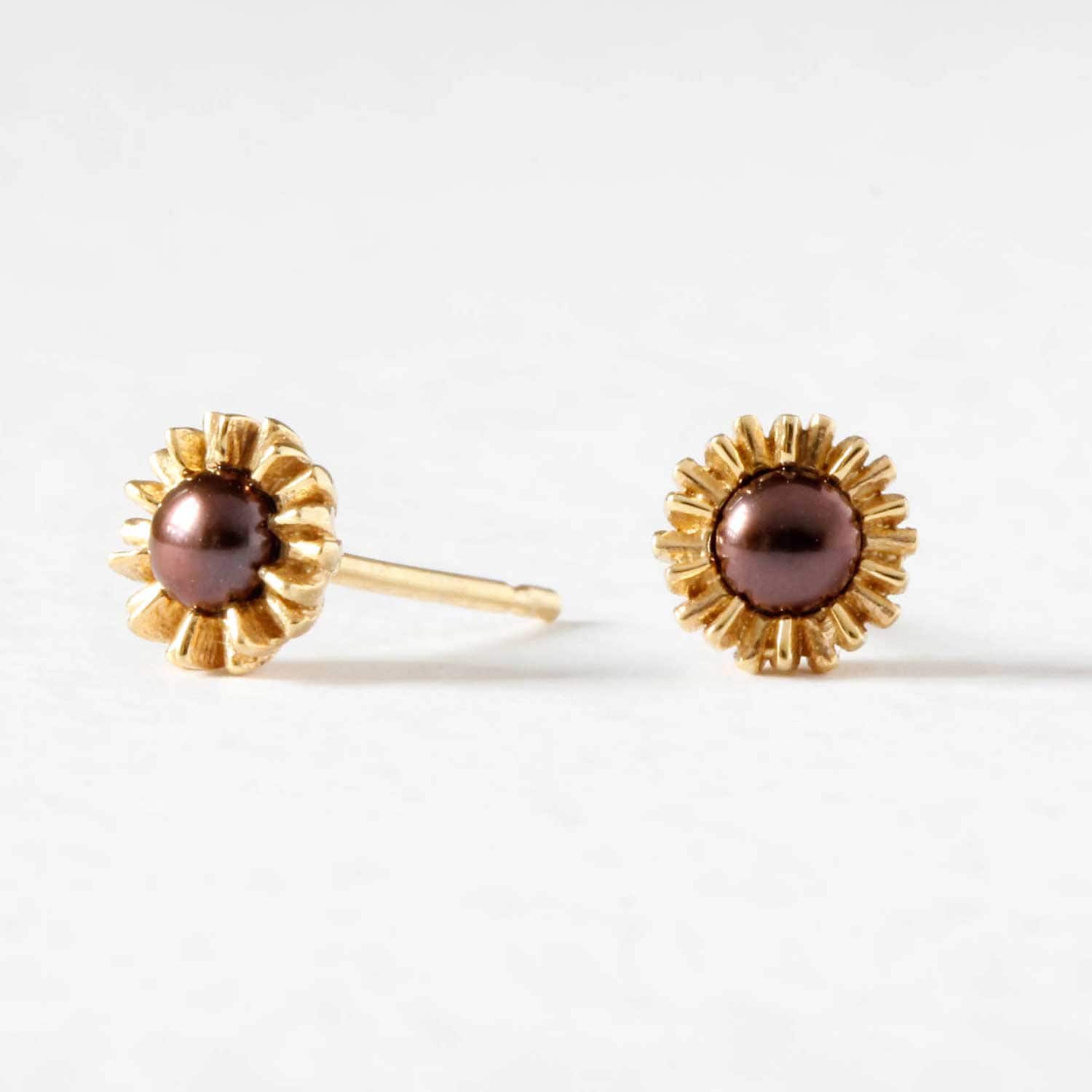 Perlenohrringe - Dahlie Knospe Pfau Gold. Perlenohrringe, Schwarze Ohrstecker, Blumenohrringe, Blumenohrstecker von LeeReneeJewellery