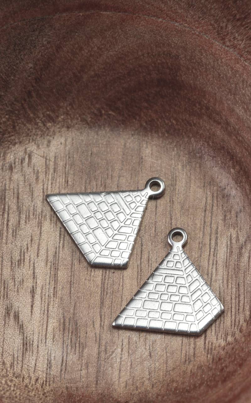 5 Edelstahl Pyramiden Anhänger Silberfarben | 16 Mm 5 Edelstahl Pyramiden Anhänger Silberfarben | 16 Mm von LeeandLynnStudios