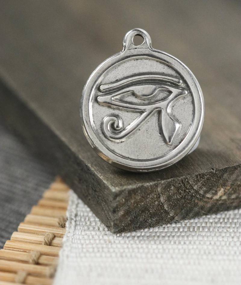 Silber Ton Eye Of Ra Anhänger Edelstahl Wedjat Anhänger Silber Ton Eye Of Ra Anhänger Edelstahl Wedjat Anhänger von LeeandLynnStudios