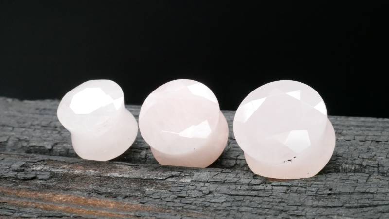 1x Plug Rosenquarz Mit Facettenschliff - J3 von LeelaArtandJewellery