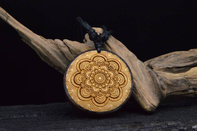 Amulett Aus Holz Mit Gravur - Cc-7 von LeelaArtandJewellery