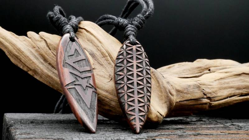 Amulett Aus Holz Mit Gravur - Cc-7 von LeelaArtandJewellery