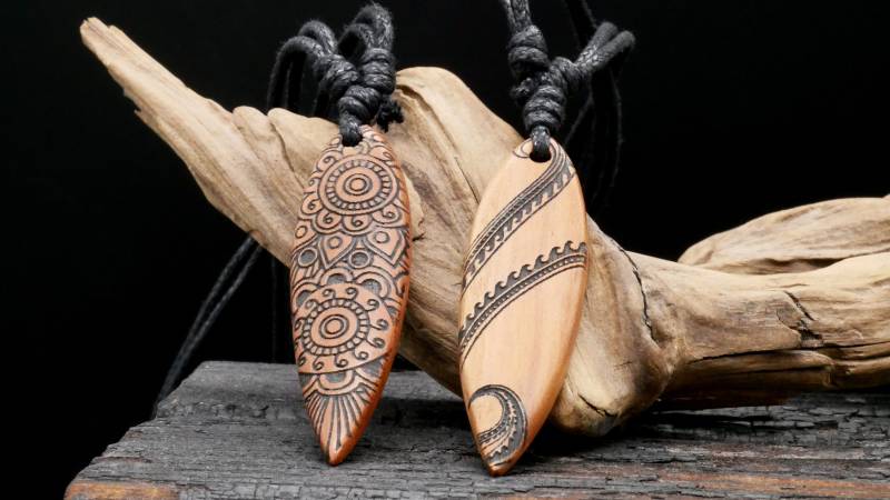 Amulett Aus Holz Mit Gravur - Cc-7 von LeelaArtandJewellery