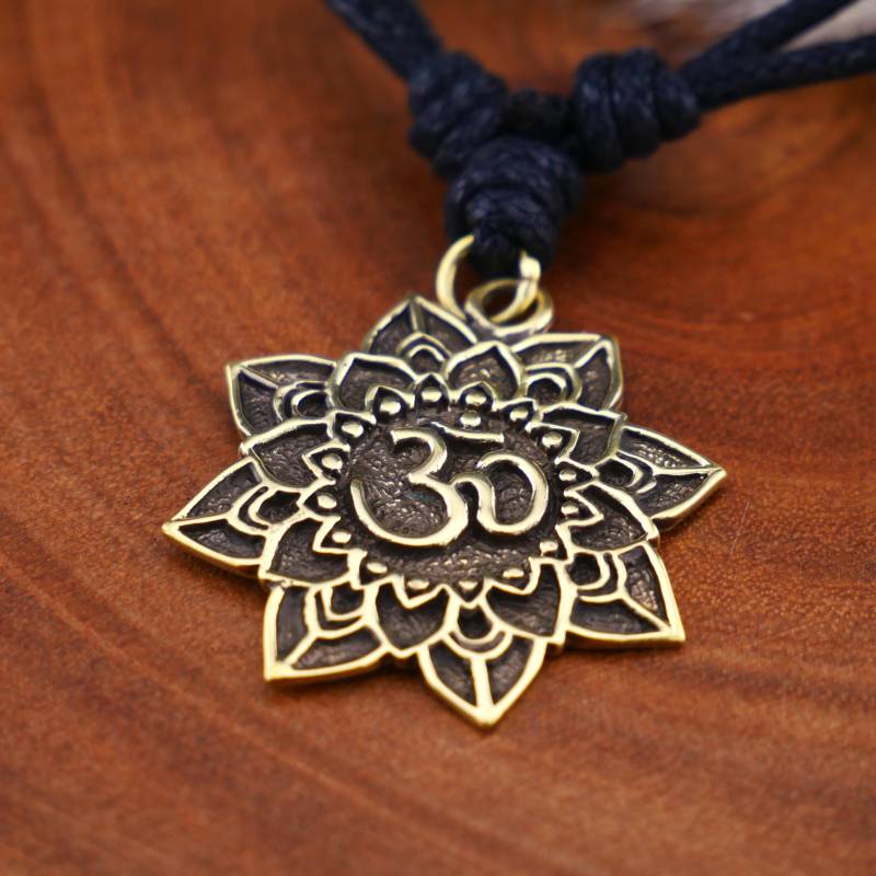 Halskette Amulett Anhänger Unisize Aus Messing Om - Cc-7 von LeelaArtandJewellery