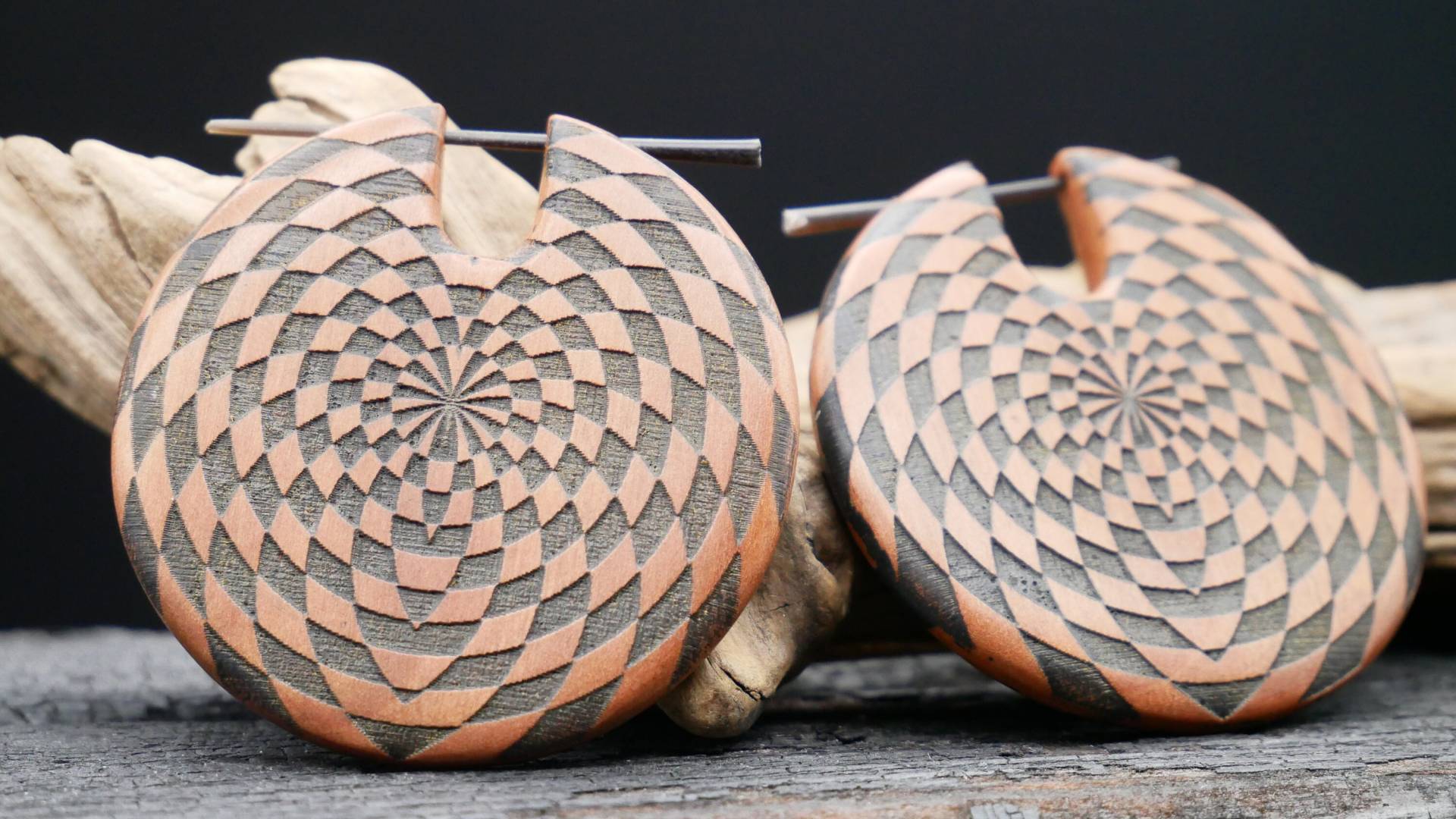 Ohrringe Aus Holz Mit Gravur - Jj-2 von LeelaArtandJewellery