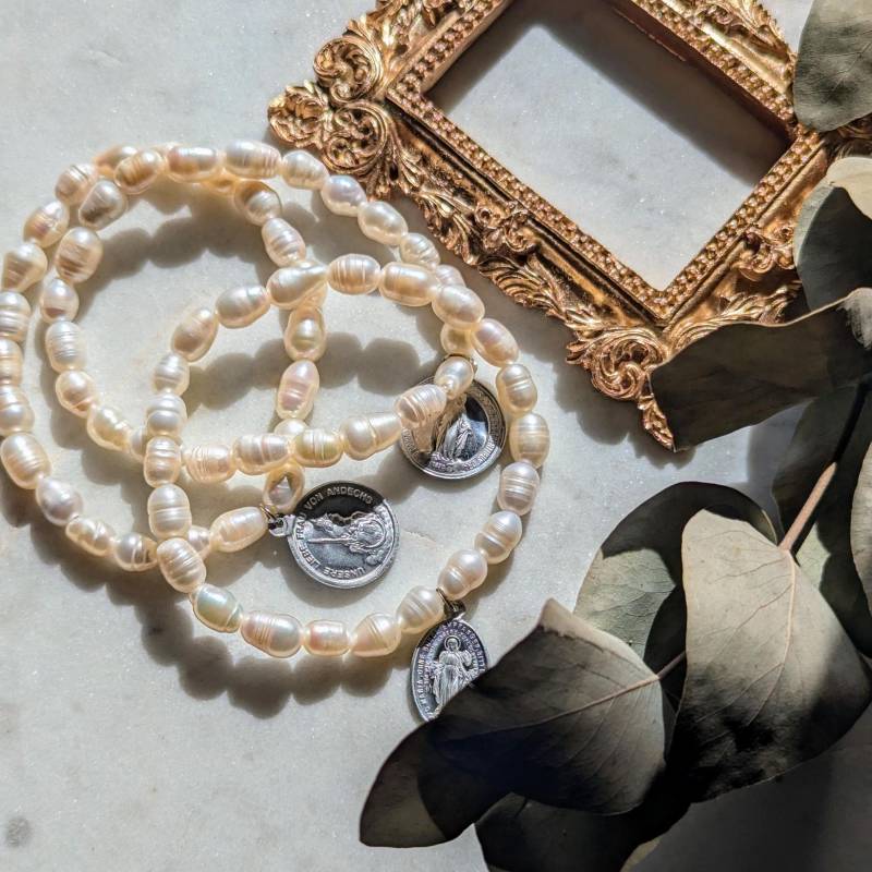 Süßwasserperlen Armband Mit Medaille Der Heiligen Maria | Heiligenarmband von Leelasummerdream