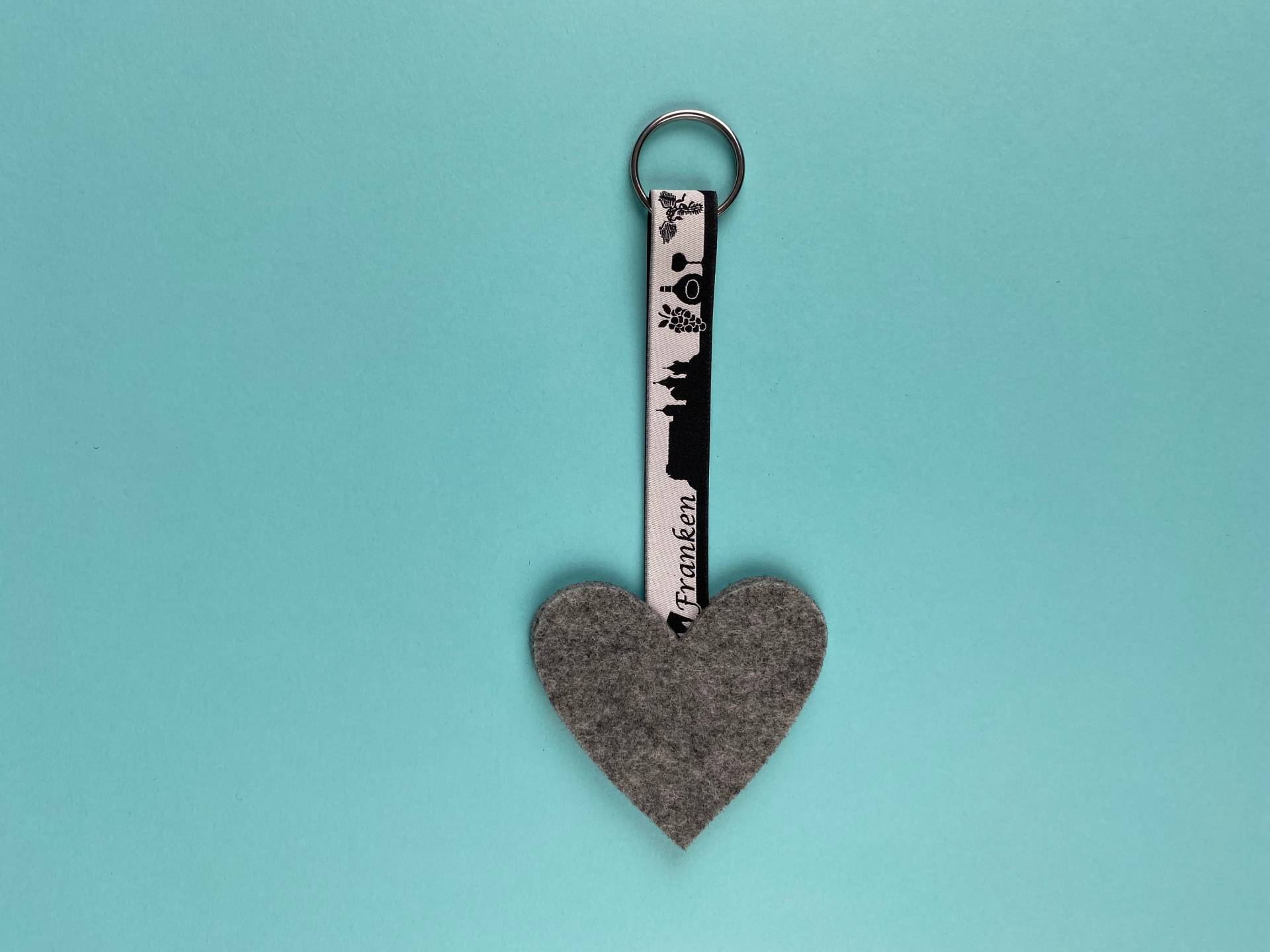 Schlüsselanhänger Franken, Taschenanhänger Skyline, Herz, Filz, Charmanhänger, Geschenkideen, Geschenk, Mitbringsel, Zuhause, Art.-Nr. 156 von LeelawadeeDesign