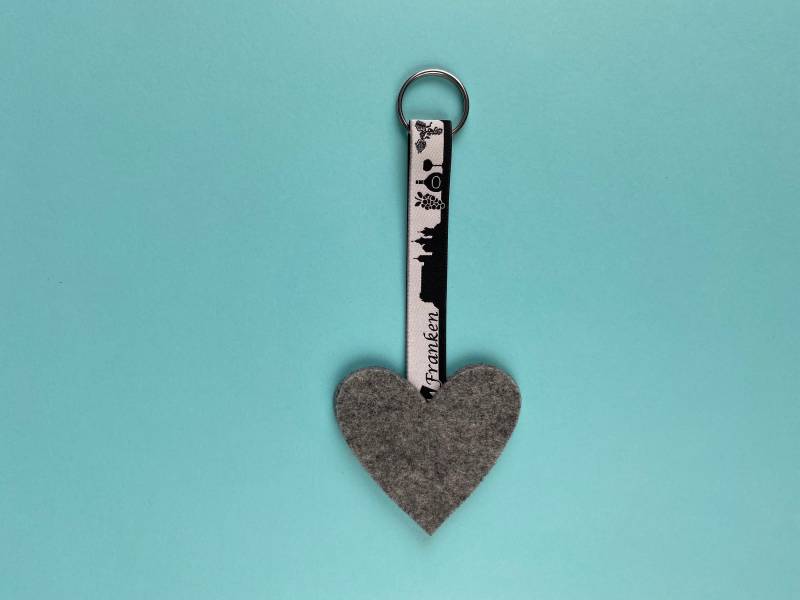 Schlüsselanhänger Franken, Taschenanhänger Skyline, Herz, Filz, Charmanhänger, Geschenkideen, Geschenk, Mitbringsel, Zuhause, Art.-Nr. 156 von LeelawadeeDesign